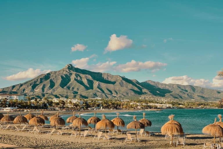 ¿Cuáles son los beneficios que ofrece la inmobiliaria Marbella con sus casas ubicadas en la Costa del Sol?