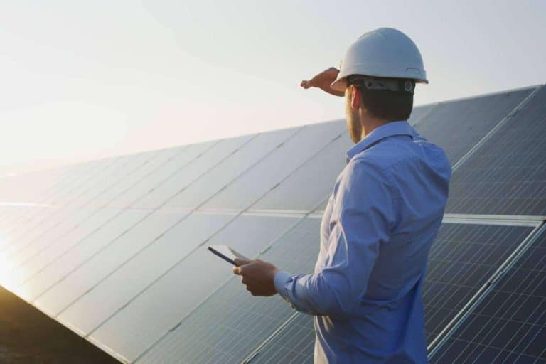 ¿Es posible instalar placas solares en espacios pequeños como balcones?, según Solomnia
