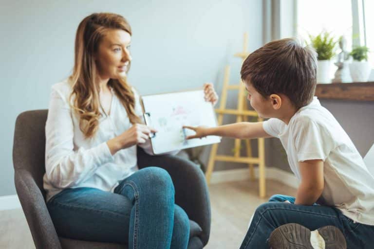 Canguros y personal de refuerzo escolar para niños en Madrid con Noviser