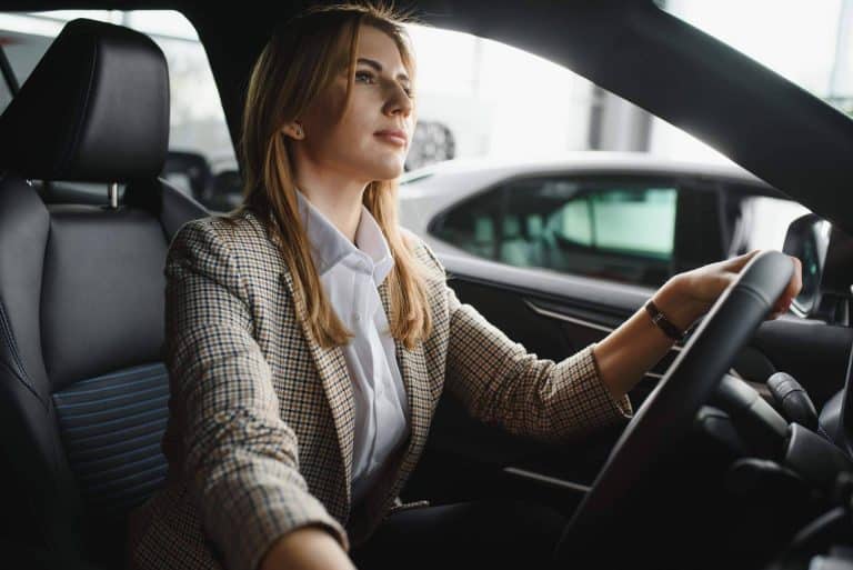 ¿Por qué es importante acudir a expertos para verificar un coche de segunda mano antes de comprarlo?