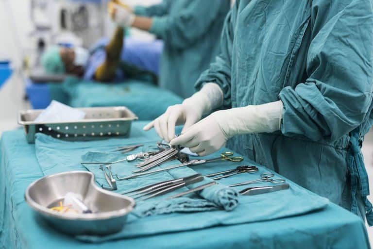 Los riesgos y complicaciones de la restitución del tránsito intestinal