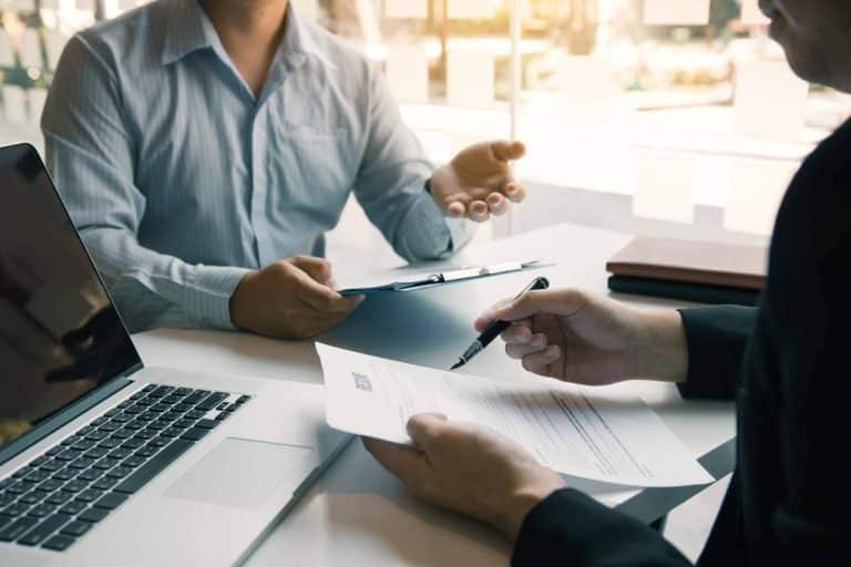 Coacher ayuda a preparar una entrevista de trabajo
