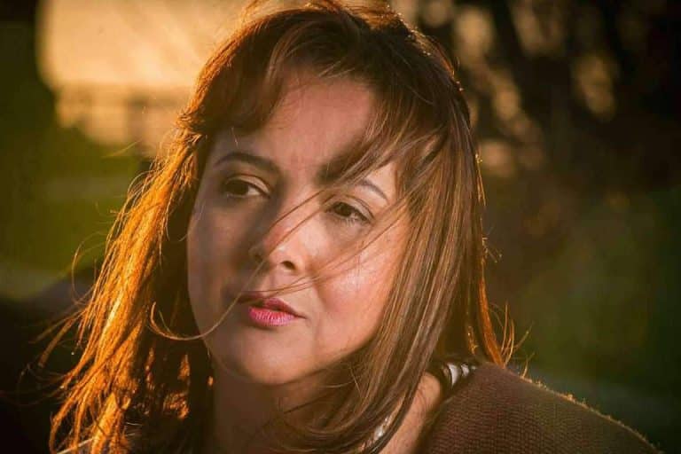 Una mirada cruda y reveladora a través de la novela de Análida Ospina, ‘Cuando no tomaba Prozac, la noche de las velitas’. Explorando la oscura realidad del narcotráfico en Colombia.