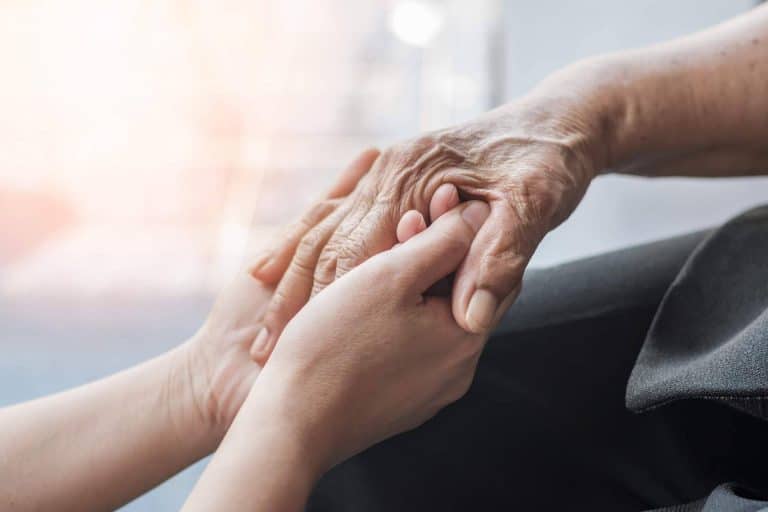 La importancia de la empatía en la atención integral del adulto mayor