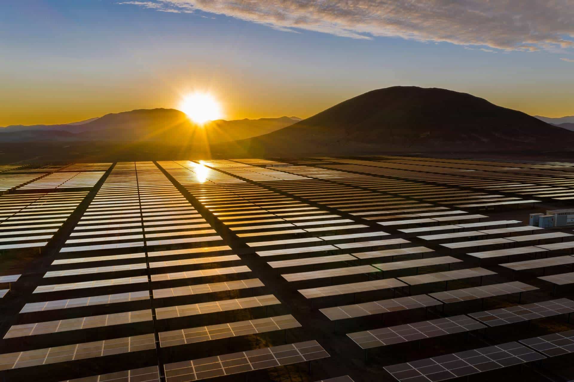 La energía solar fotovoltaica produce electricidad a través de los