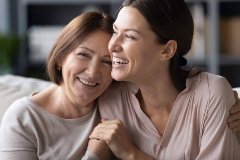 SelectiaHome, la agencia de niñeras que además dispone de un servicio de acompañamiento para personas mayores