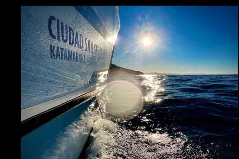 Una experiencia distinta con un paseo turístico por la costa y bahía de San Sebastián, en catamarán