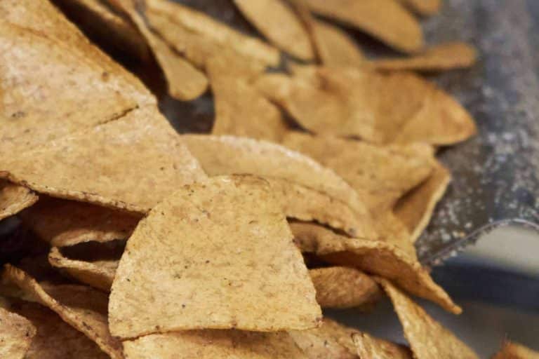 Dos productos irresistibles de Maíz Maya con origen en las culturas prehispánicas mexicanas, los totopos y tostadas