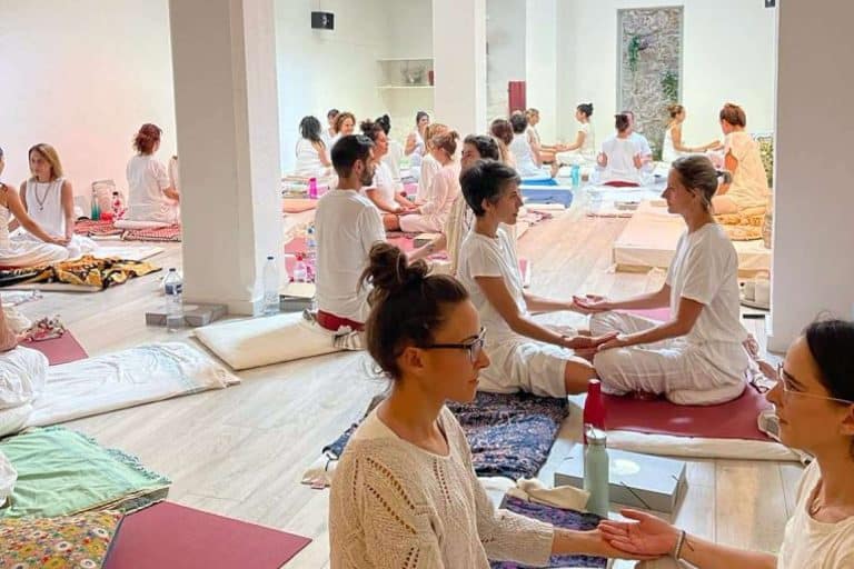 Formación para profundizar en el kundalini yoga, con Blanc Yoga