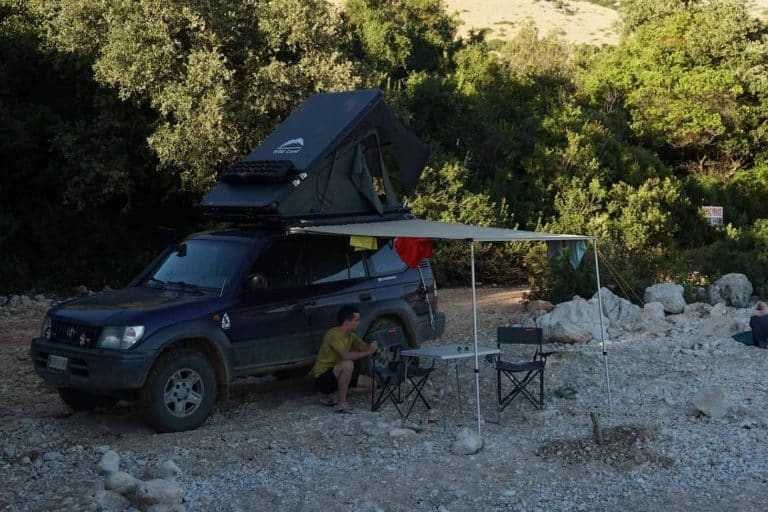 Una forma económica de camperizar cualquier tipo de vehículo, las tiendas de techo para coche