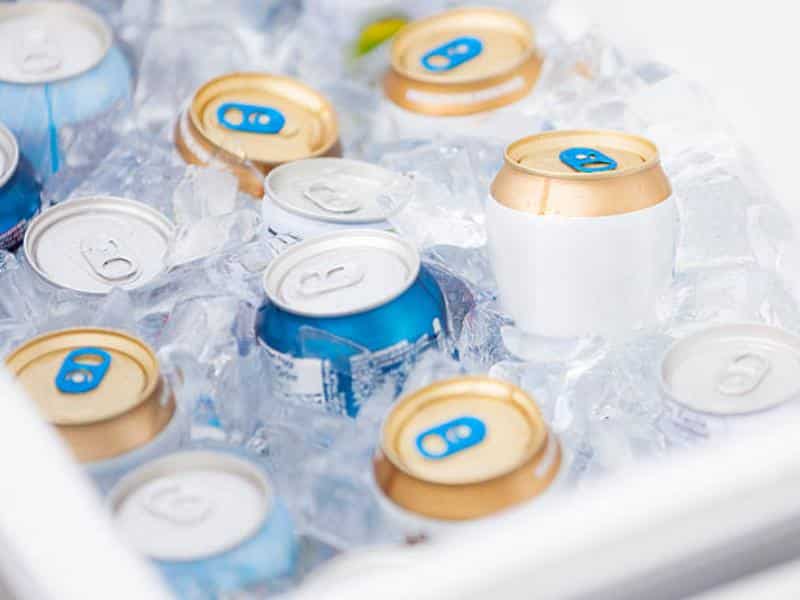 Llena la nevera portátil de Carrefour con hielo