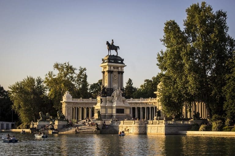 Consignas en Madrid: ¿dónde guardar tus maletas mientras visitas la ciudad?