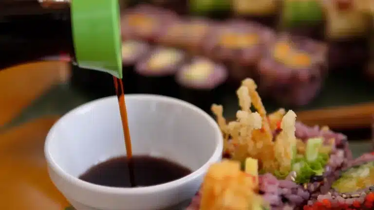 La salsa de soja y los efectos de consumir tanta
