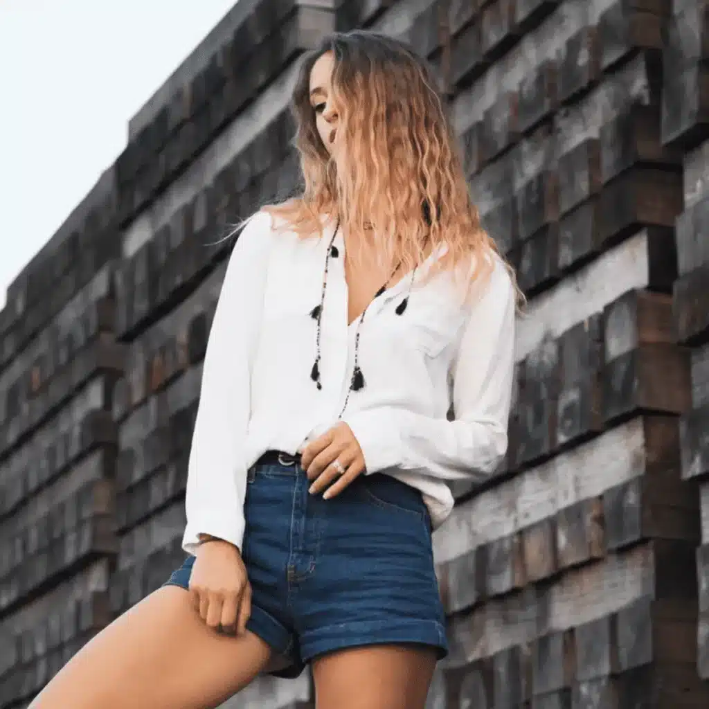 Mejores tips para vestir shorts en verano 38 Añade accesorios para completar el look