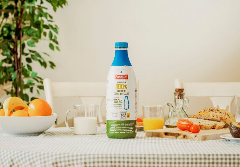 Pascual lanza la primera botella de leche del mercado hecha 100% de otras botellas