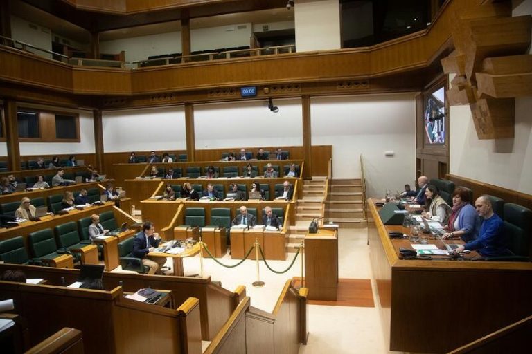 Los partidos vascos, salvo Bildu, apoyan un texto para acabar con los «agravios» y «ofensas» a las víctimas de ETA
