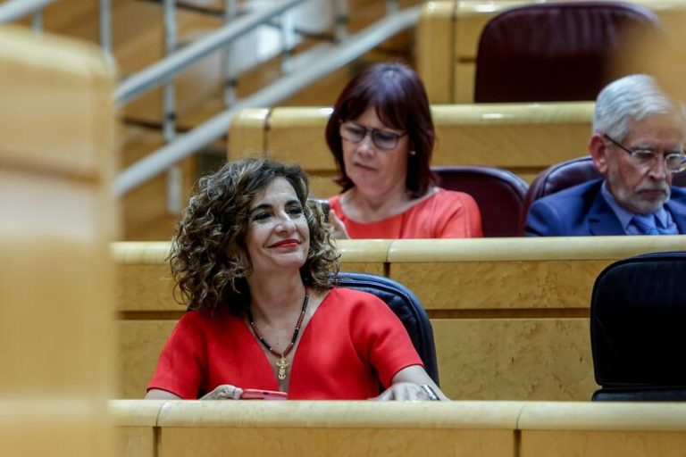 Montero resta importancia a las críticas a los avales y defiende que son «compatibles» con la ley de vivienda