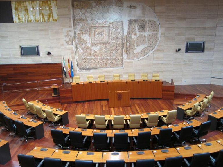 El PSOE vuelve a ganar en Extremadura, aunque sin mayoría absoluta y podría gobernar con pactos