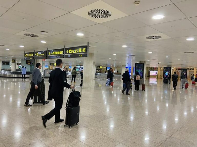Acave, Fetave y Unav piden que Vueling elimine el recargo a reservas API y NDC