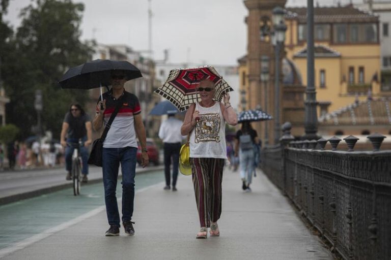 El extremo norte y sureste peninsular tendrán este lunes aviso naranja y amarillo por lluvias, tormentas y oleaje