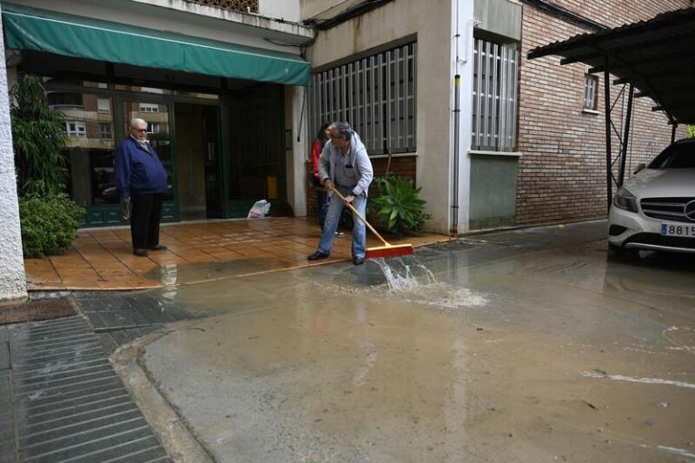 El riesgo por lluvias torrenciales y tormentas persistirá mañana en once provincias del este y La Coruña tendrá oleaje