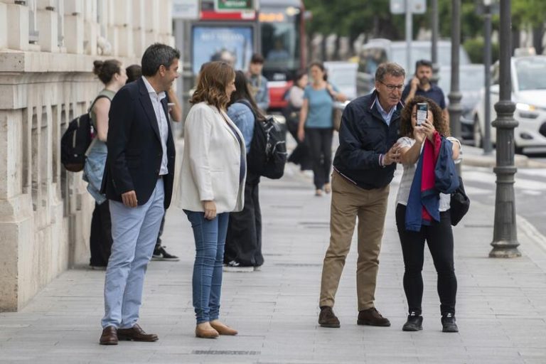 Feijóo alude a su ‘número 1’ en Valencia como candidata por Barcelona, dos días después de bromear con sus lapsus