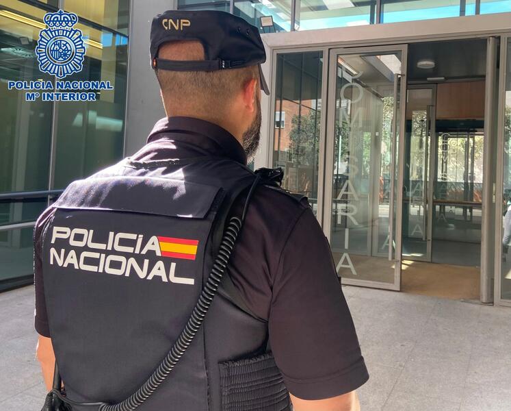 Detenida una mujer en Palma de Mallorca por entrar en casa de su hija y clavarle unas tijeras