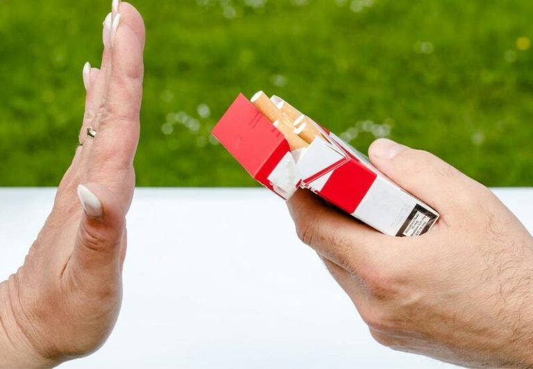 UGT reclama planes específicos en el trabajo contra las adicciones y el consumo de tabaco