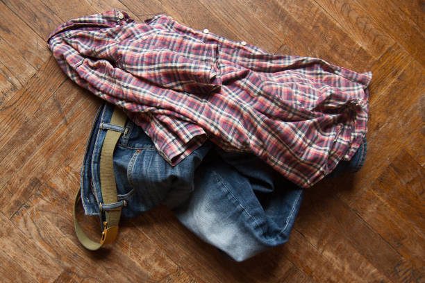 Dejar La Ropa Sucia En El Suelo