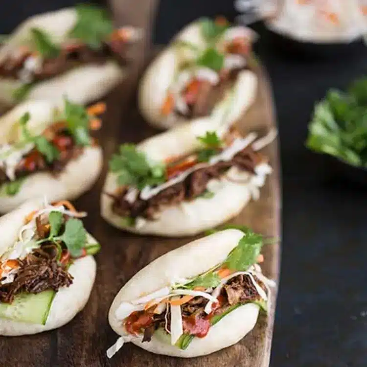 Llega el momento de calentar el pan bao para elaborar el bao de pollo con salsa Hoisin