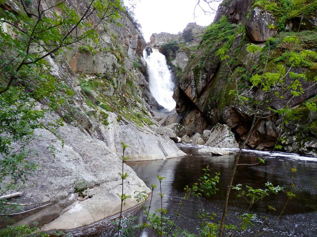 Con Paisajes Y Cascadas De Ensueño