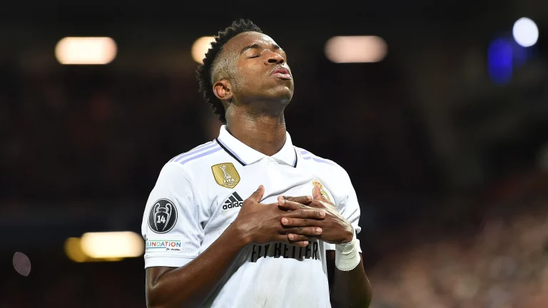 La Policía detiene a tres jóvenes por los insultos racistas a Vinicius en Mestalla