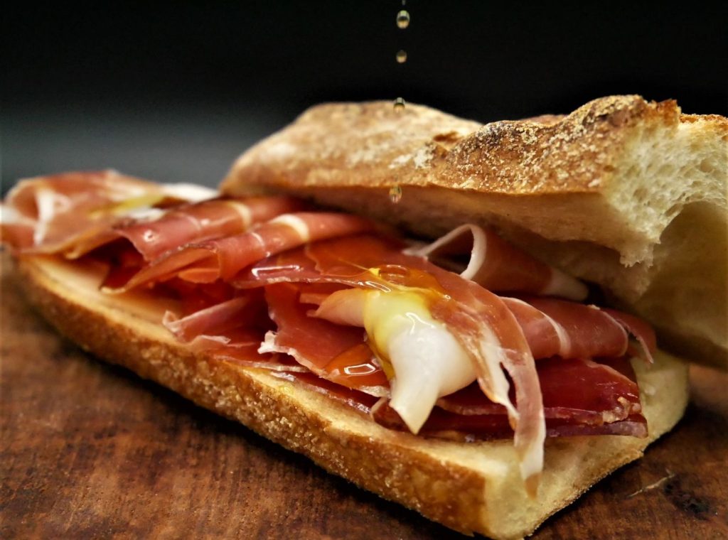 ¿Qué Bebida Se Recomienda Para Acompañar El Bocadillo?