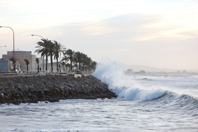 Lluvias para mañana en el norte y viento y fuerte oleaje que pondrán en riesgo al este y Canarias