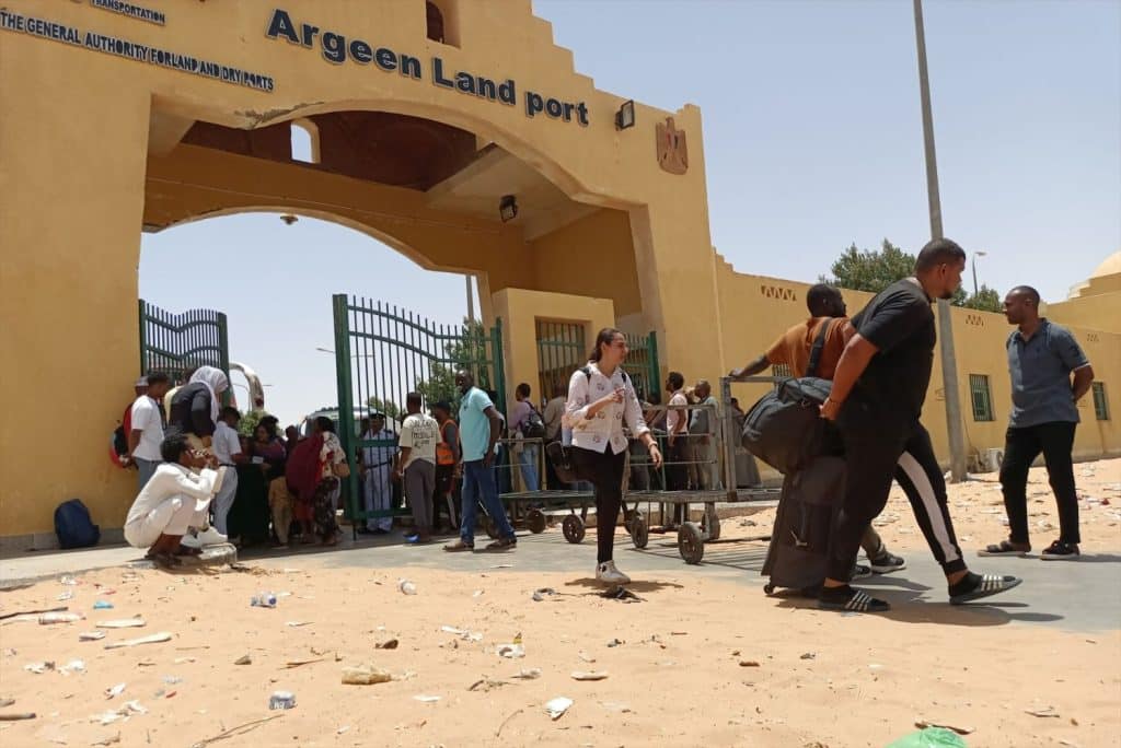 EuropaPress 5164905 grupo personas cruza frontera egipto sudan 27 abril traves puesto argin