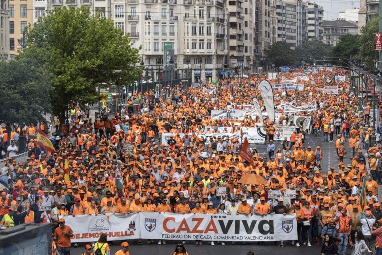 Cazadores protestan en Valencia contra la «norma animalista» del Gobierno y la Generalitat