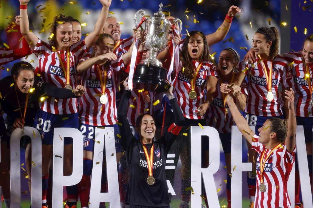 EuropaPress 5229892 players of atletico madrid celebrates the victory with the winners trophy