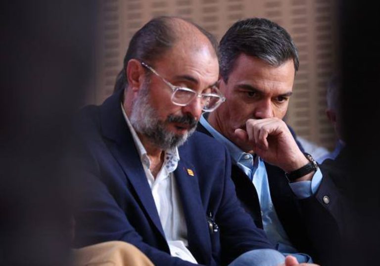 Javier Lambán «rompe» la unidad del PSOE a dos semanas de las elecciones