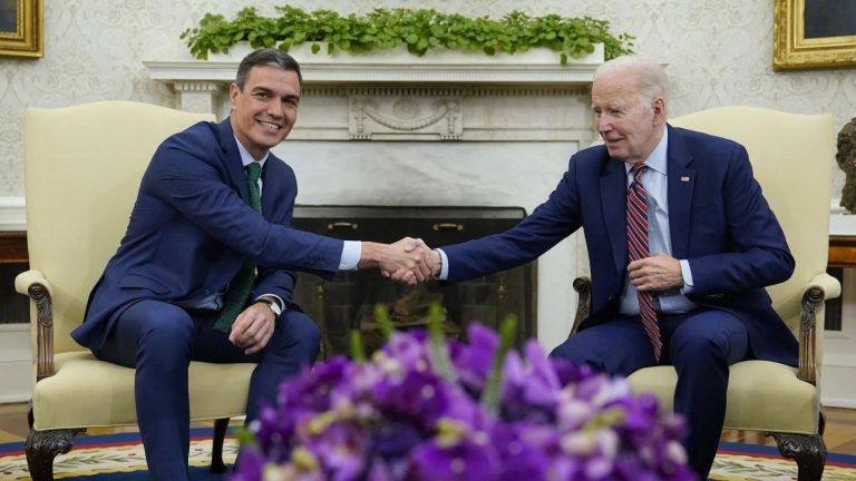 La fotografía que muestra en «ridículo» de Pedro Sánchez en la Casa Blanca