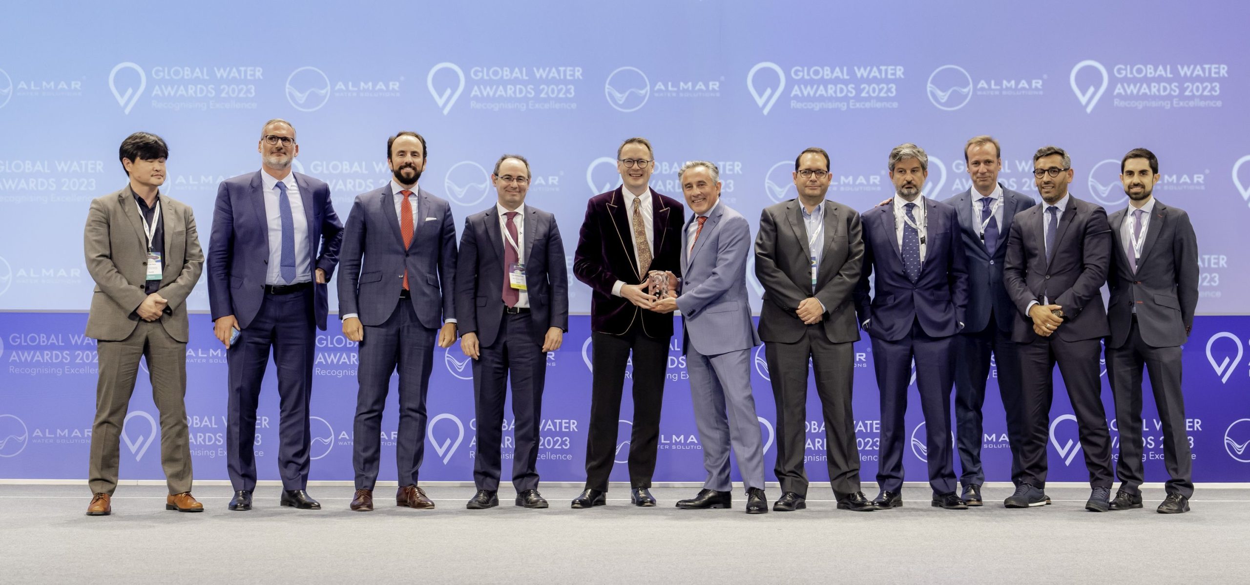 La Delegacin De Aqualia Recibiendo El Premio De Manos De Chistopher Gasson Ceo De Gwi Scaled
