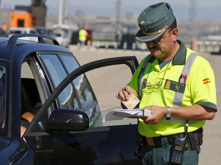 ¿Puede la DGT embargarte por una multa? Los expertos responden