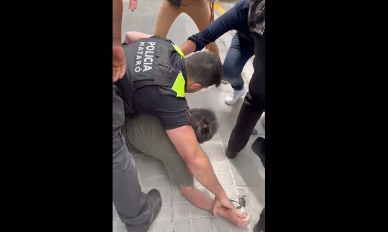 Un señor recoge a su madre con Alzheimer, y recibe una paliza de la Policía Local