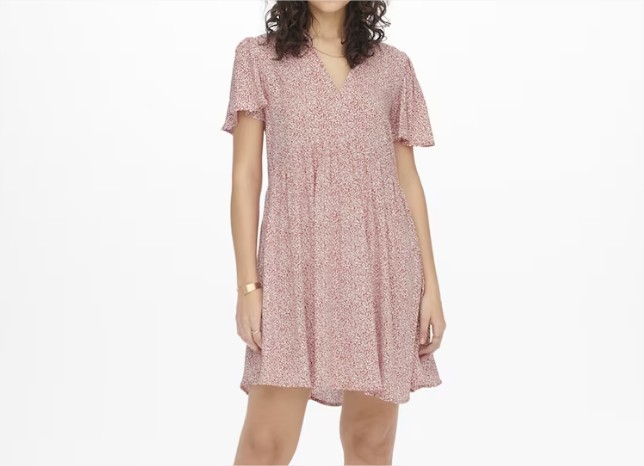 Vestido Corto Con Estampado Floral Y Vuelo