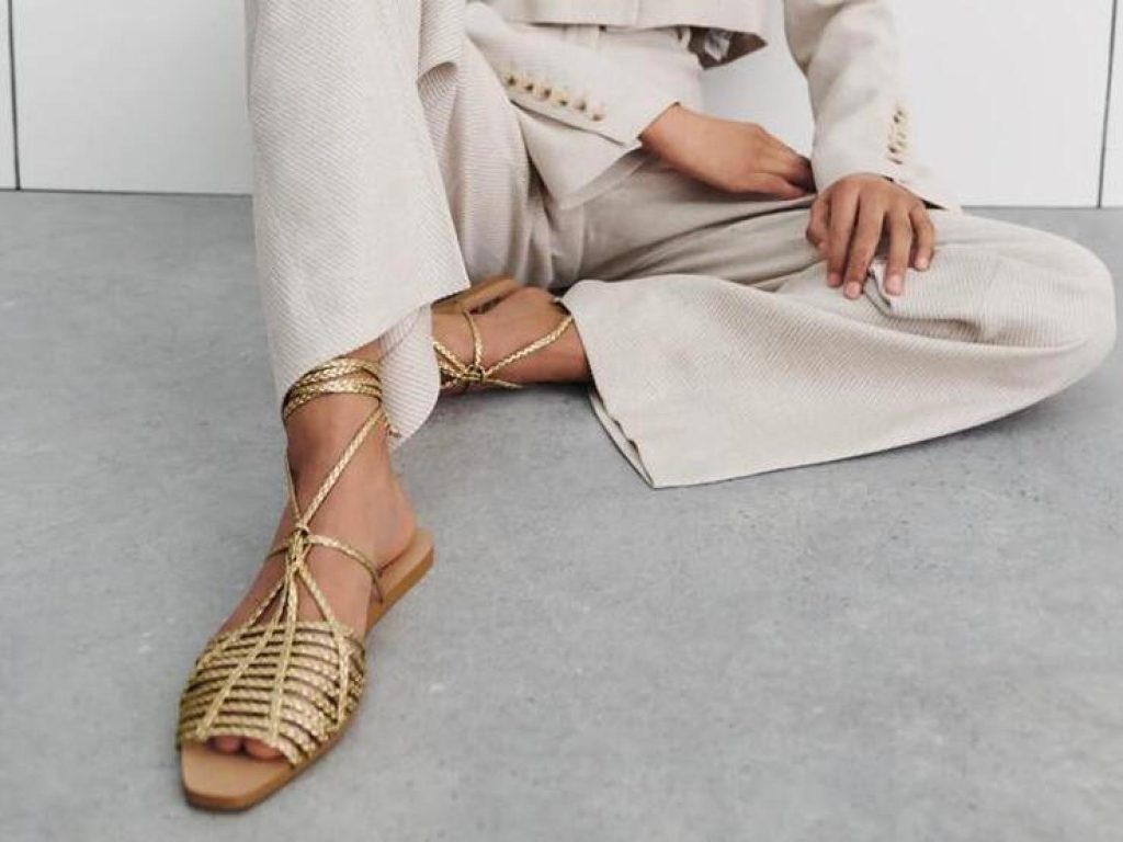 La Sandalia Plana Trenzada De Zara
