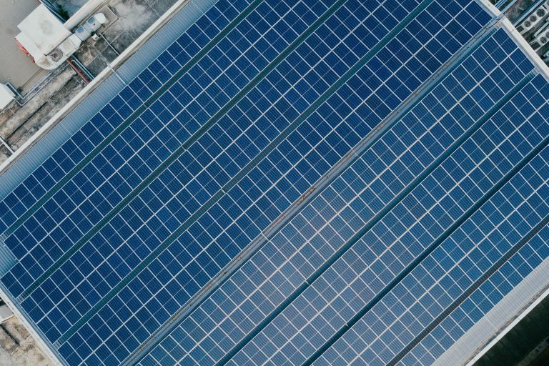 Las placas solares en comunidades de vecinos cuestan 6mil € y ahorran casi mil anuales, según SotySolar