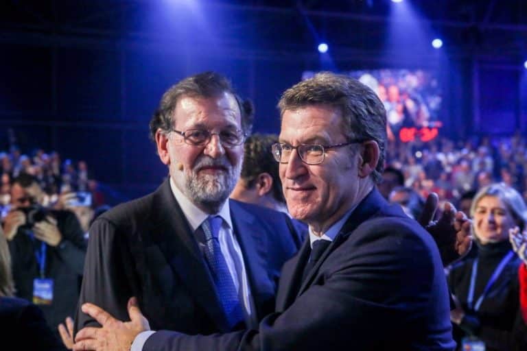 Núñez-Feijóo hace un «Mariano Rajoy» con una particular clase de anatomía humana