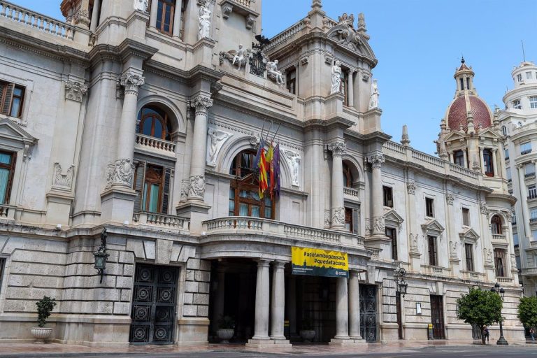El Ayuntamiento de Valencia guarda silencio sobre los funcionarios que retiraron los carteles de Vox de la vía pública