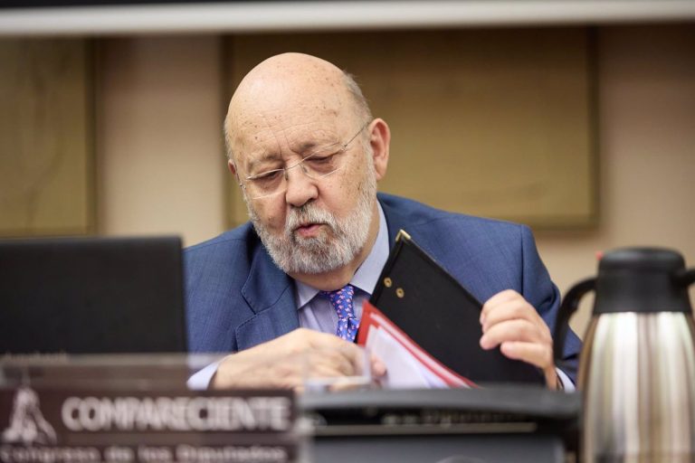 Tezanos sigue dando la victoria al PSOE, pero «se baja de la burra» en Madrid
