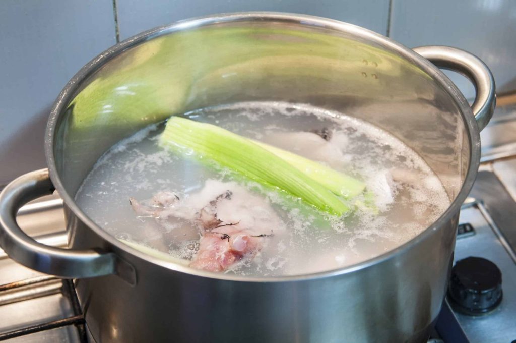 Arguiñano da los pasos para hacer la merluza en salsa americana que te ponen en los restaurantes caros 23 image 49 11