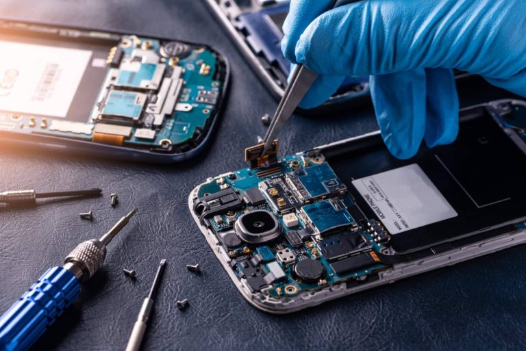 Contratar el servicio de reparaciones exprés de teléfonos móviles en la tienda física de Doctor Móviles